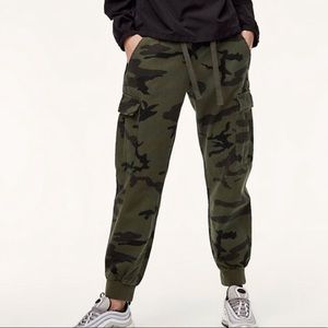 Aritzia TNA Twin Falls camouflage cargo pants